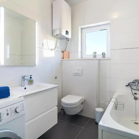 Apartment Stunning In Kastel Kambelovac *