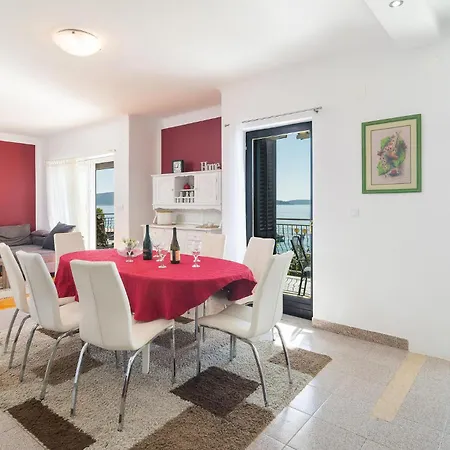 Obala Kralja Tomislava Vi *